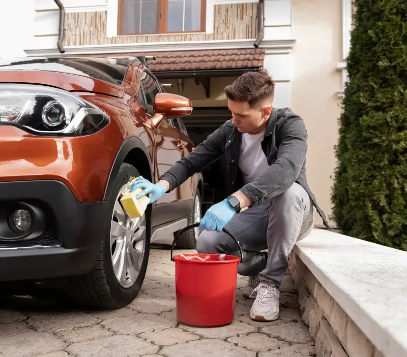 Lavage auto à domicile Saint-Vincent-de-Mercuze : professionnel intervenant sur un véhicule